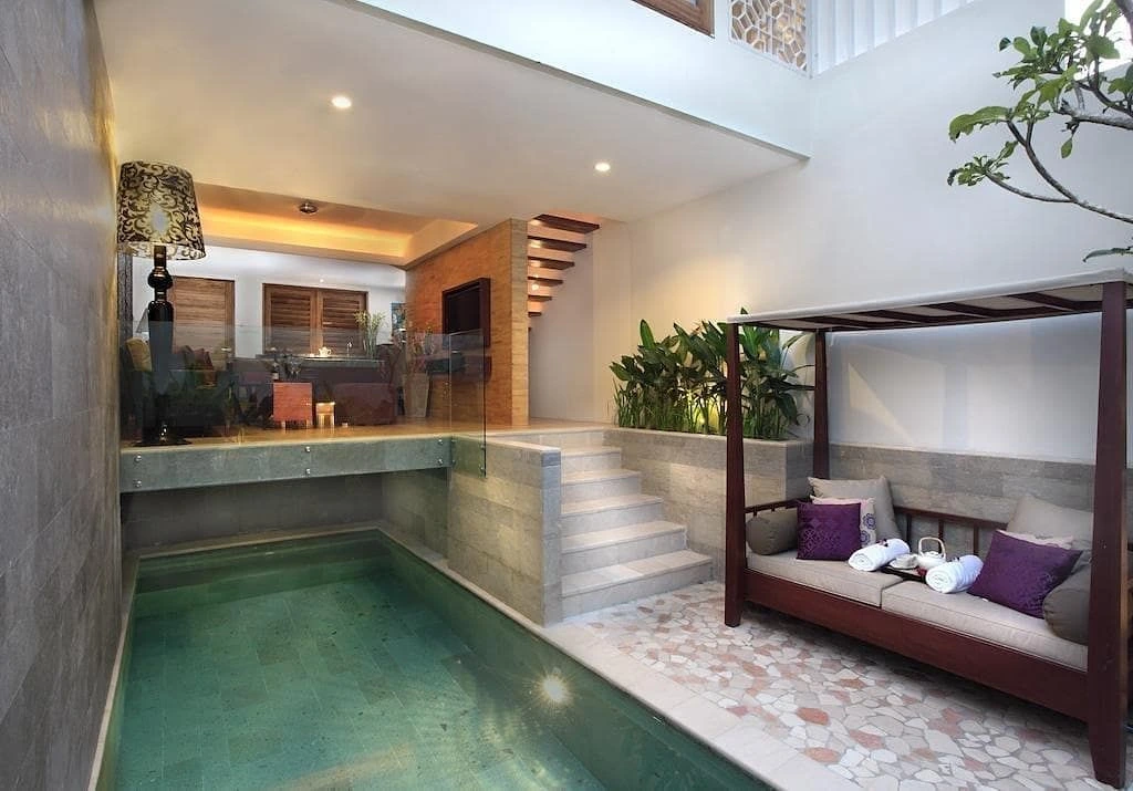 kolam renang di rumah mewah