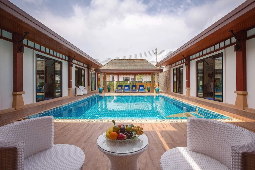 kolam renang di rumah mewah